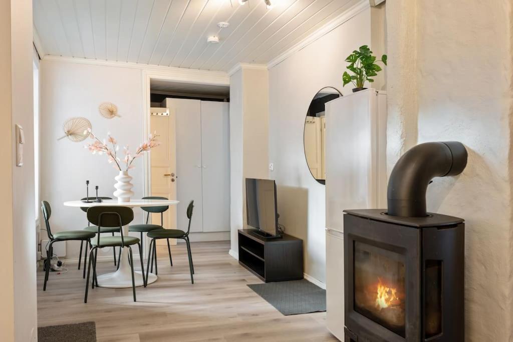 Central Apartment With Balcony, Self-Check In & Private Entrance Берген Экстерьер фото
