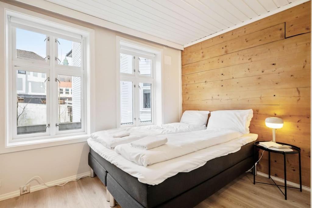 Central Apartment With Balcony, Self-Check In & Private Entrance Берген Экстерьер фото