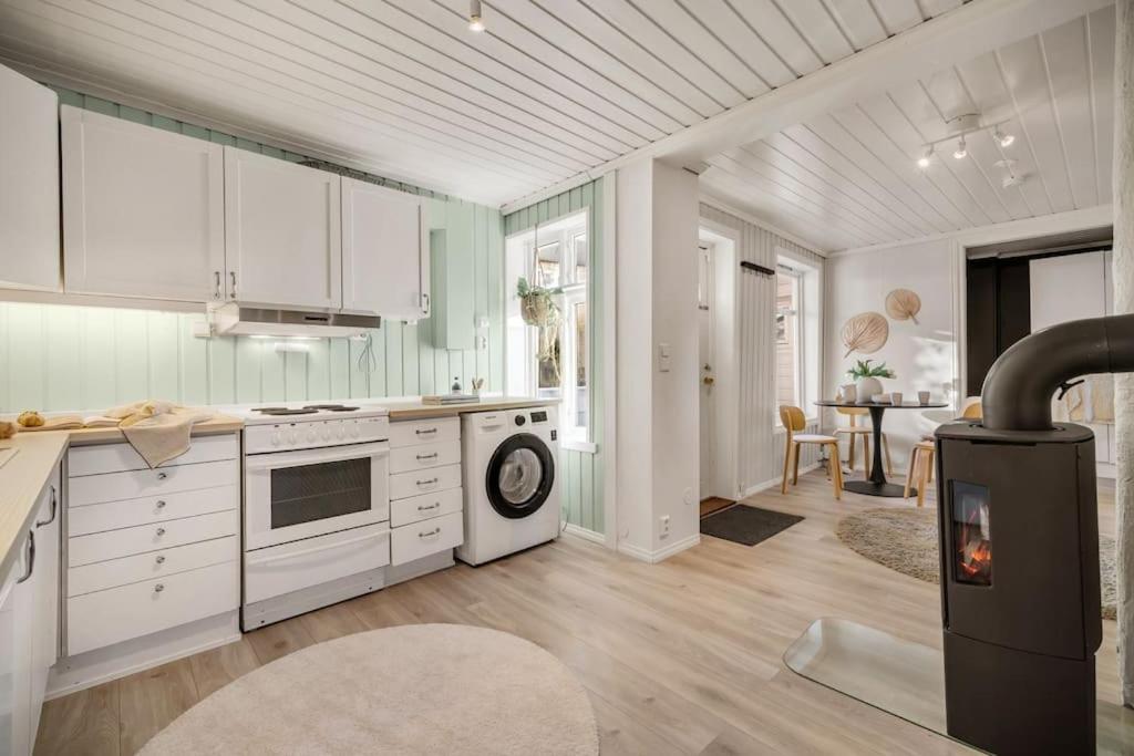 Central Apartment With Balcony, Self-Check In & Private Entrance Берген Экстерьер фото