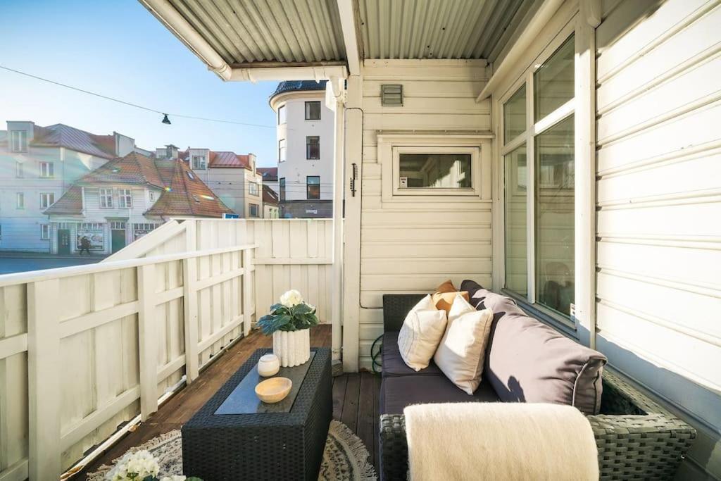 Central Apartment With Balcony, Self-Check In & Private Entrance Берген Экстерьер фото